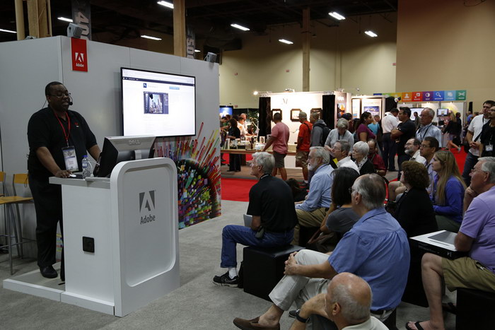 terry white در حال تدریس در غرفه adobe