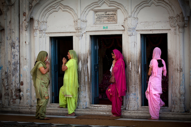 Sikh-Women-Pray-India